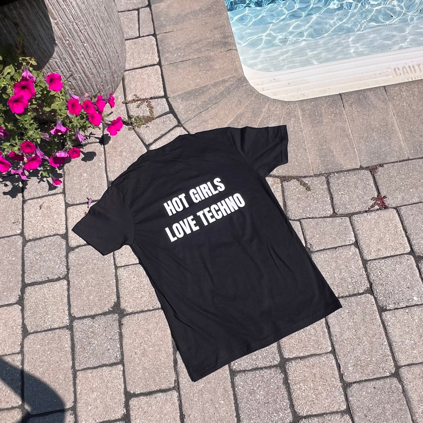 Hot girls love techno - Unisex Heavy Cotton Tee