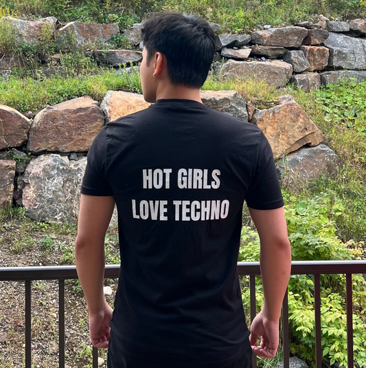 Hot girls love techno - Unisex Heavy Cotton Tee